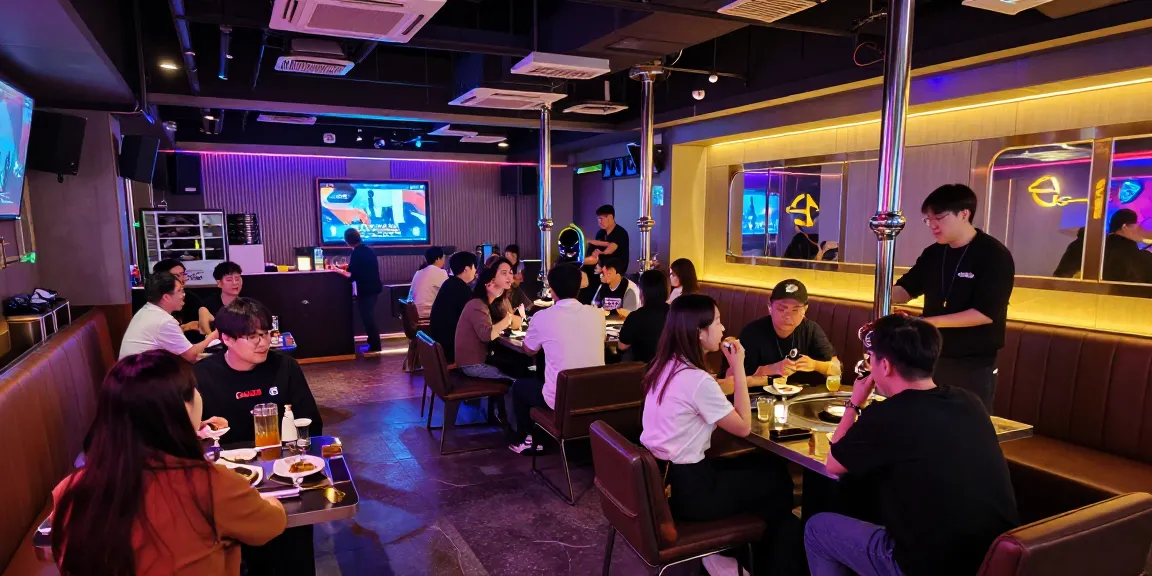 인천쓰리노에서 즐거운 분위기 속에 노래와 음료를 즐기는 사람들과 직원이 상호작용하는 장면.